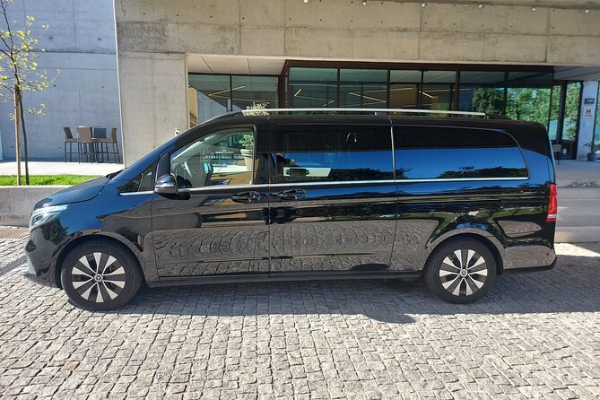 Private Airport Transfer From Porto to Guimarães - Waiting and Delay Policies