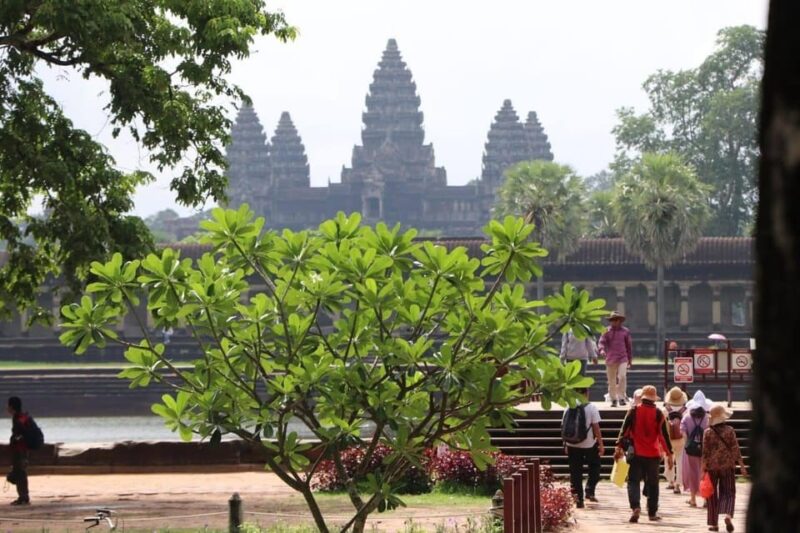 Private Angkor Wat Sunset Tour With Lunch and Snack Included - Transportation and Guide