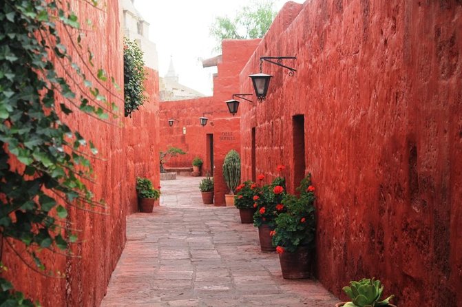 Private Arequipa City Tour: Juanita Museum, Santa Catalina and Colonial Suburbs - Private Tour Highlights