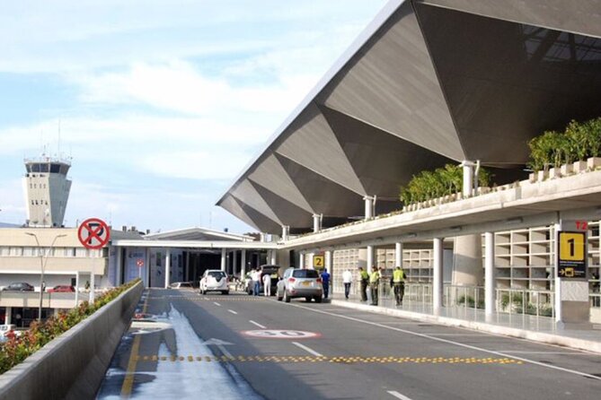 Private Arrival or Departure Transfer: Alfonso Bonilla Aragón Airport - Key Points