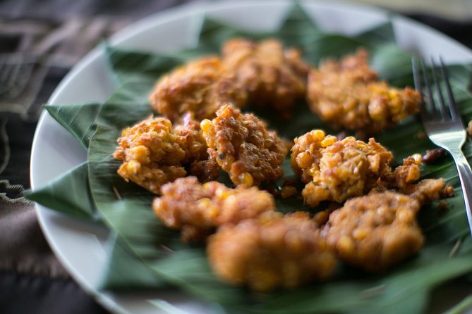Private Balinese Cooking Class and Garden Tour in Ubud With Dewa - Exploring the Family Garden
