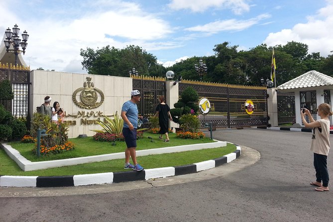 Private Bandar Highlight, Water Village & Proboscis Monkey Tour - Pickup and Accessibility Information