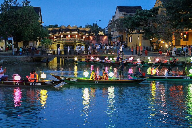 Private Boat Ride, Night Market, and Walking Tour in Hoi An - Exploring the Night Market