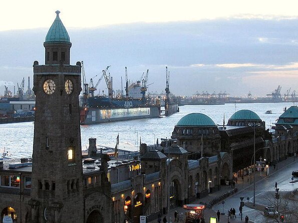PRIVATE BOAT TOUR Through the Port of Hamburg - Quick Points
