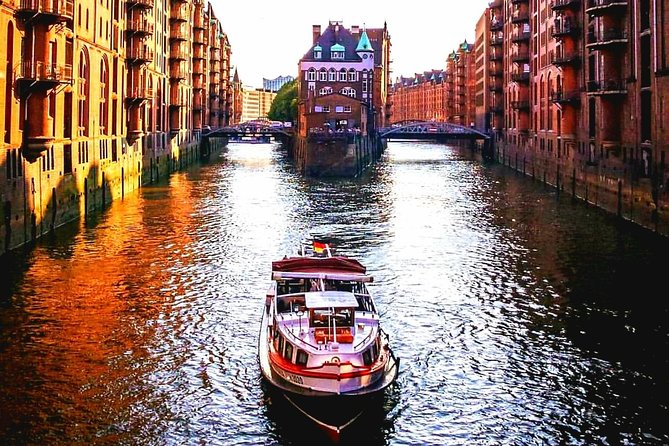 PRIVATE BOAT TOUR Through the Port of Hamburg - Duration and Capacity