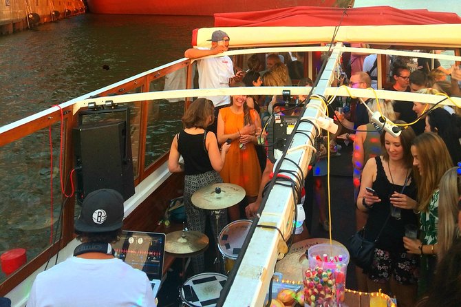 PRIVATE BOAT TOUR Through the Port of Hamburg - Inclusions and Exclusions