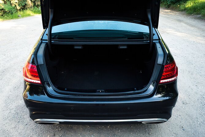 Private Calgary to Banff One-way Transfer in Luxury Car - Pickup and Drop-off