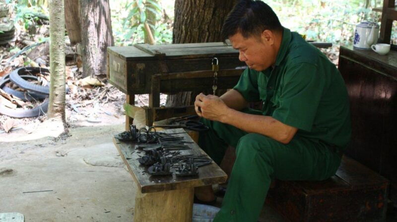 Private Cao Dai Temple & Cu Chi Tunnels Full Day - Exploring Cao Dai Architecture