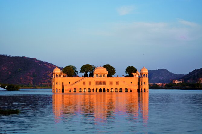 Private Car Jaipur to Agra - Vehicle and Amenities