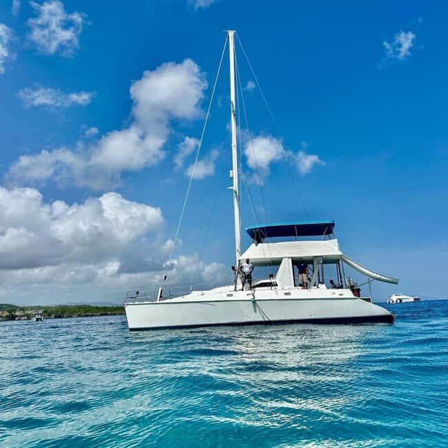 Private catamaran for groups with Lunch & Drinks - An Inviting Introduction to the Cruise