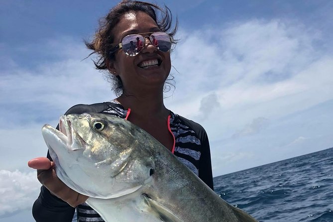 Private Charter -Inner Reef Trolling/Spin Casting + Island Stop - Amenities Provided on the Tour