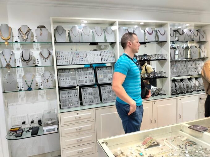 Private Customized Delhi Shopping Tour Wid Female Consultant - Reserve Now & Pay Later
