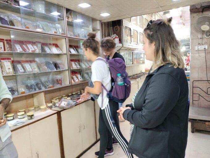 Private Customized Delhi Shopping Tour Wid Female Consultant - Frequently Asked Questions