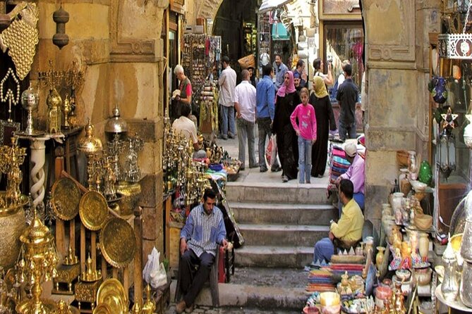 Private Day Tour of Giza Pyramids, Egyptian Museum, and Bazaar - Exploring the Giza Pyramids