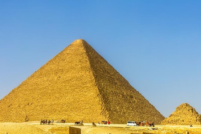 Private Day Tour to Giza Pyramids and Egyptian Museum From Cairo With Guide - Giza Pyramids