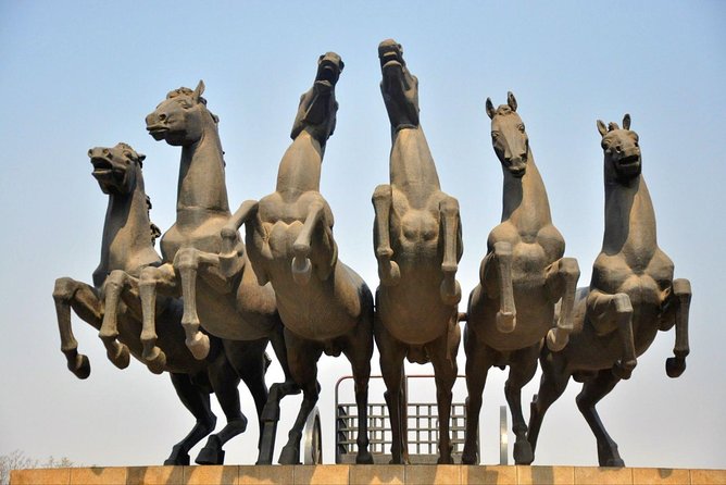 Private Day Tour to Longmen Grottoes, Luoyang Museum and White Horse Temple - Longmen Grottoes Exploration