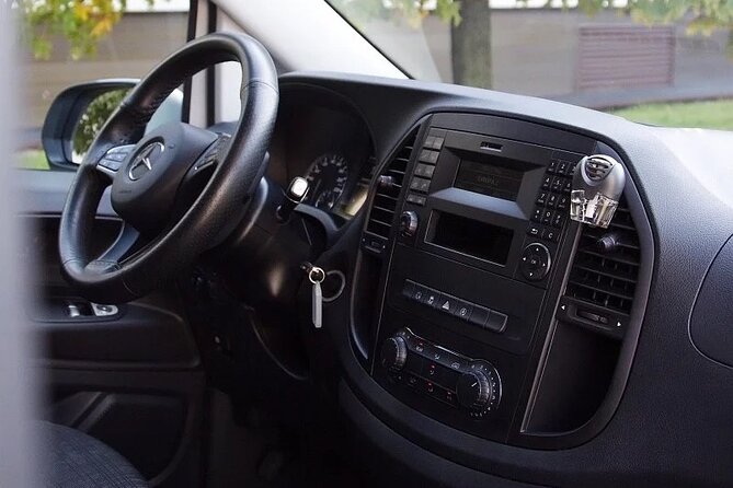 Private DEPARTURE Transfer by MINIVAN Mercedes Vito 8+1pax - Accessibility Features