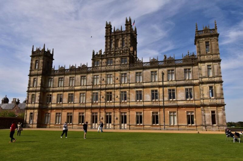 Private Downton Abbey Day Tour, Including Pub Lunch - Downton Village Exploration