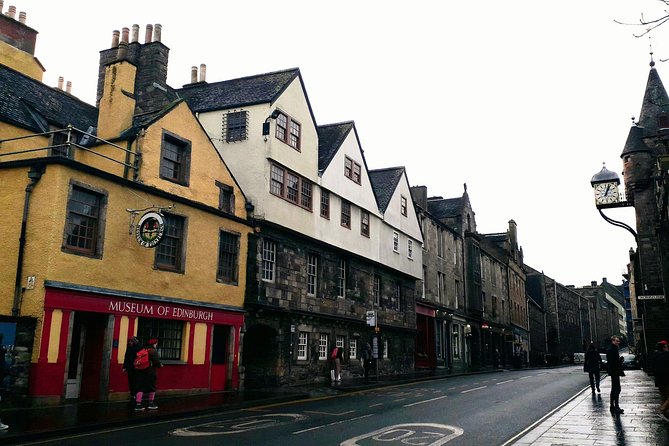 Private Edinburgh Old Town History Tour - Close Encounters - Discovering Hidden Gems