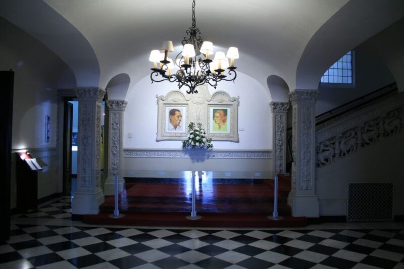 Private Evita and Peronism Historical Tour in Buenos Aires - Main Stop: Eva Peróns Balcony