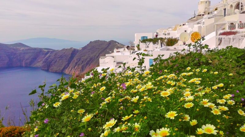 Private Famous Sights Tour With Local Guide in Santorini - Exploring Oia Village
