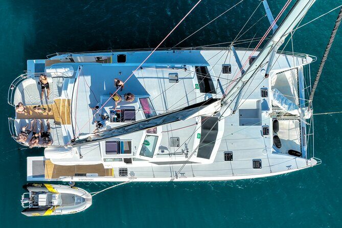 Private full day catered & crewed yacht charter- Airlie Beach - Key Points