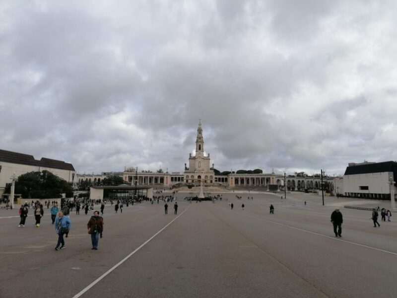Private Full Day Tour - Fátima, Batalha, Nazaré and Óbidos - Batalha: Gothic Masterpiece