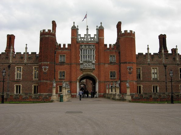 Private Full Day Tour of Windsor Castle and Hampton Court Palace From London - Guided Commentary