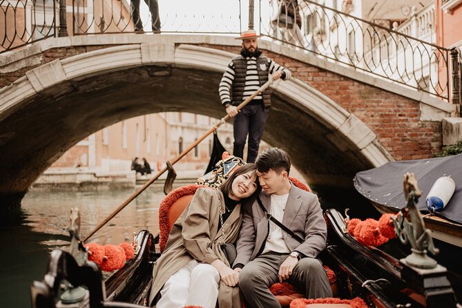 Private Gondola Ride With Professional Photographer in Venice - Customizing the Photoshoot