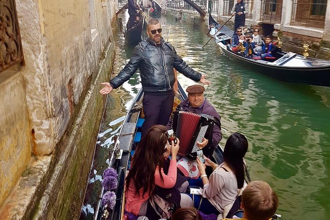 Private Gondola Ride With Serenade in Venice - Meeting Point