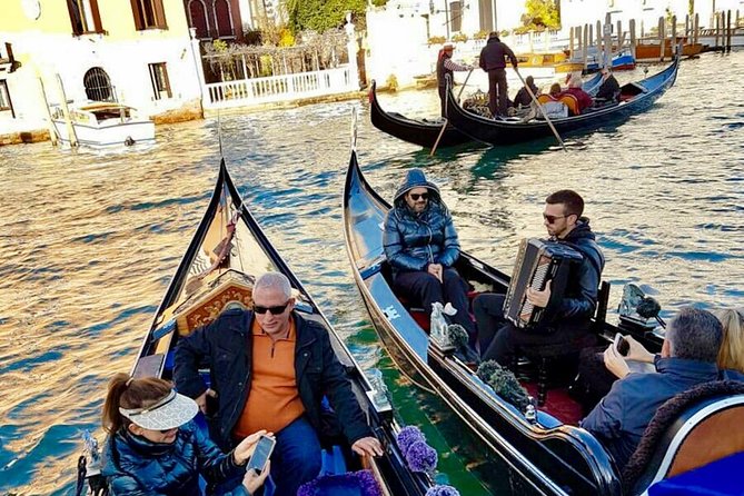 Private Gondola Ride With Serenade in Venice - Accessibility and Participation