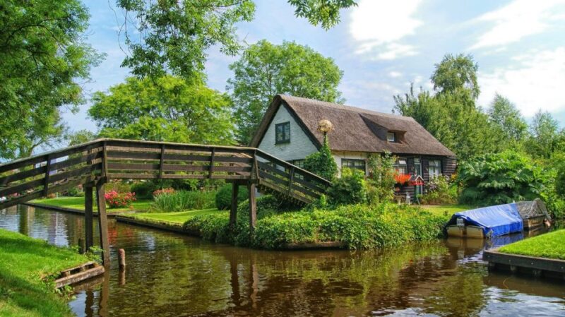 Private Group to Giethoorn and Windmill or Volendam - Key Points