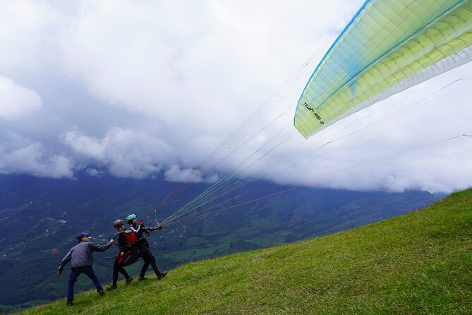 Private Guatape +Boat Ride+Paragliding Flight+Animal Farm - Thrilling Paragliding Adventure