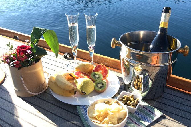 Private Guided Sailing Boat Tour on Lake Como With Aperitif - Accessibility and Participation