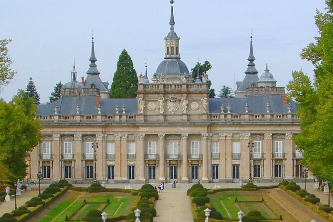 Private Guided Tour With Admission to La Granja and Fabrica De Vidrio - Exploring Fabrica De Vidrio