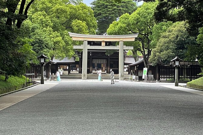 Private Guided Trivia Quest Tour at Harajuku Meiji-jingu - Exploring Meiji-jingu Shrine