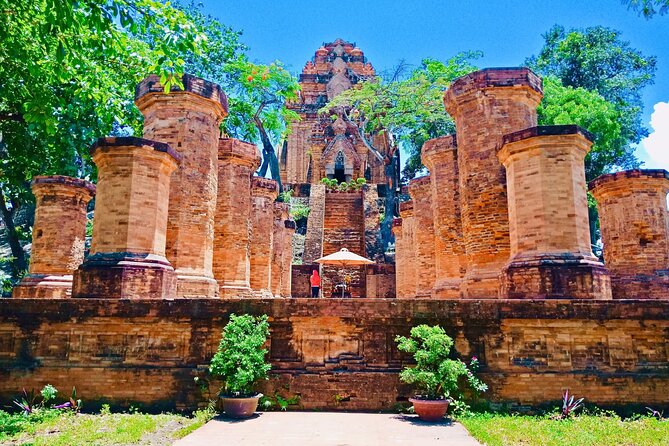 Private Half-Day Guided Tour Explore Nha Trang Highlights By Pedicab (Rickshaw) - Visiting the Dam Market