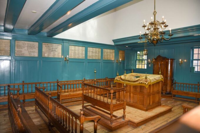 Private Jewish Quarter, Synagogue, Museum Tour & Cruise - Experience Canal Cruise