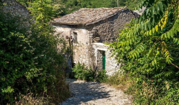 Private Knossos & Authentic Crete With Local Experiences - Vehicle Amenities and Concierge Support