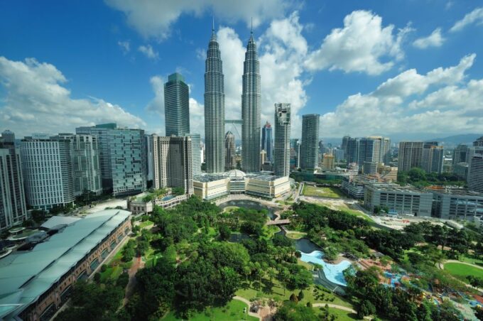 Private Kuala Lumpur and Putrajaya Highlights in One Day - Petronas Twin Towers Visit