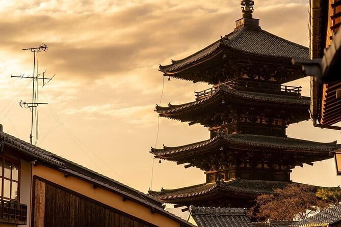 Private Kyoto Night Tour: Historic Walk at Gion and Fushimi - Exploring Gion at Night