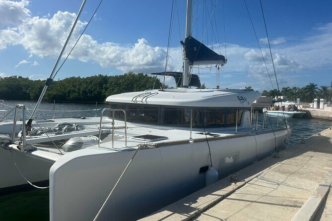 Private Luxury Catamaran Tour to Stingray City and Snorkel - Key Points