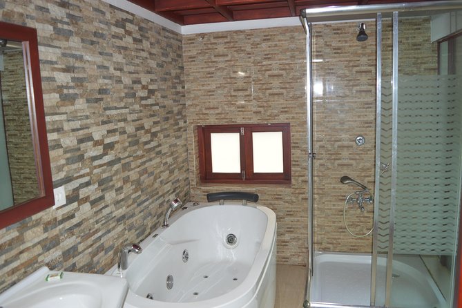 Private Luxury Houseboat Trip at Alleppy Backwaters. - Meals and Accommodations Onboard