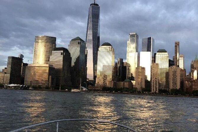 Private Luxury Sunset Boat Tour in New York City - 1 Hour - Embracing the Friendly and Knowledgeable Captain