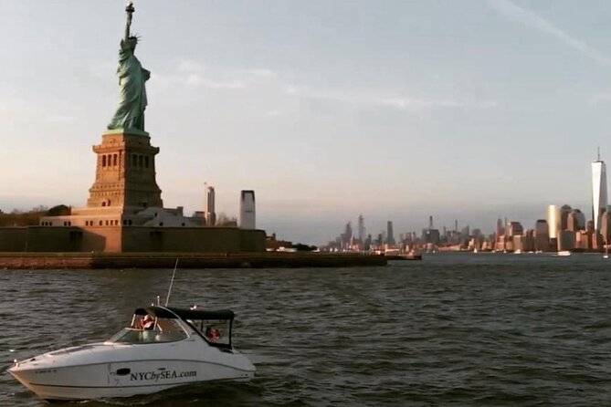 Private Luxury Sunset Boat Tour in New York City - 1 Hour - Indulging in Food and Drinks On Board