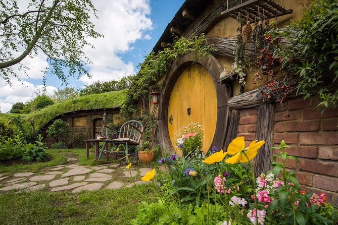 Private Luxury Tour From Auckland to Hobbiton Movie Set and Rotorua for Couples - Tour Accessibility