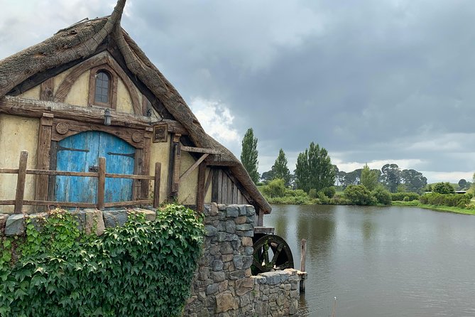Private Luxury Tour to Hobbiton Movie Set & Waitimo Glowworm Cave - Pickup and Meeting