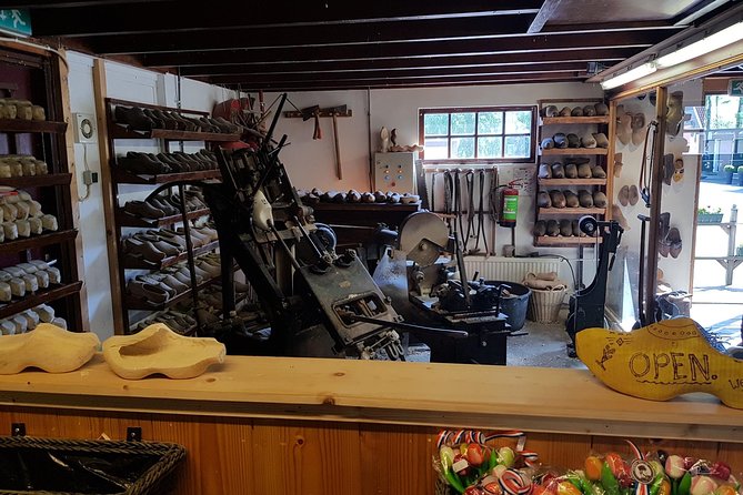 Private Luxury Tour Zaanse Schans ,Volendam and Cheesfarm - Exploring the Zaanse Schans