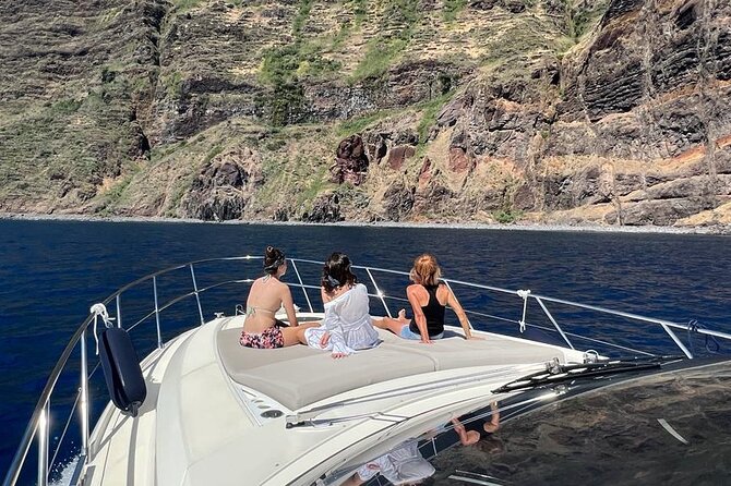 Private Luxury Yacht Tour in Madeira Island - Yacht Features