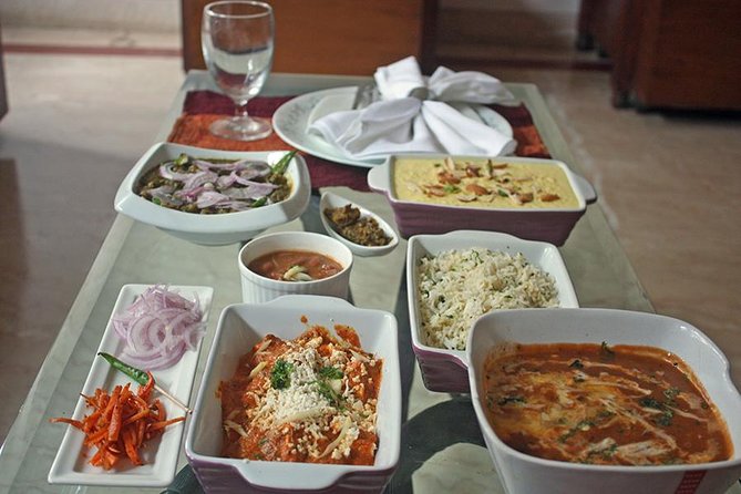 Private Market Tour and Vegetarian Cooking Class in Mumbai - Meeting and Pickup Information